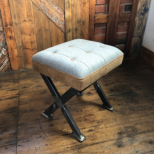 Cross leg stool with button finish