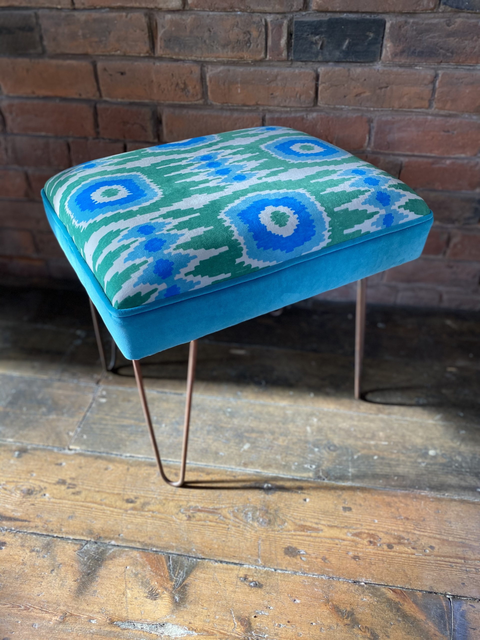 Single lining on upholstery stool