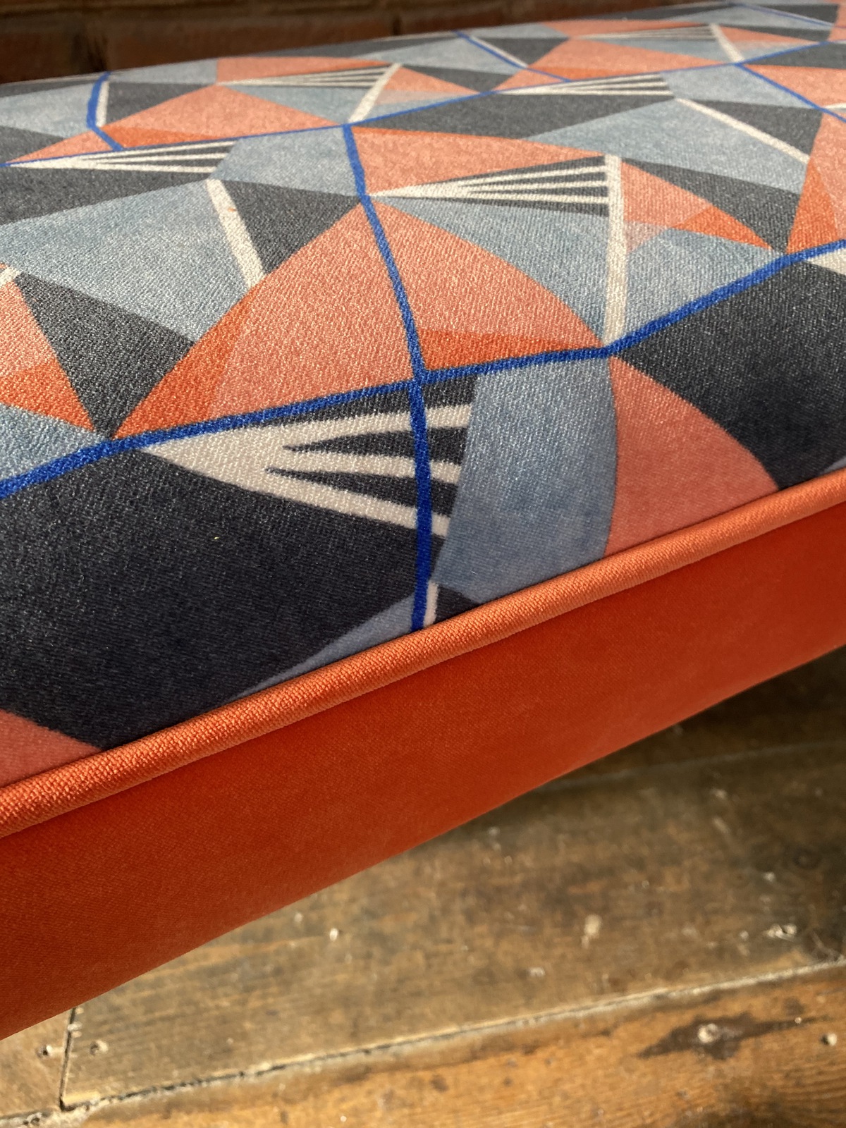 Single piping on patterned bench