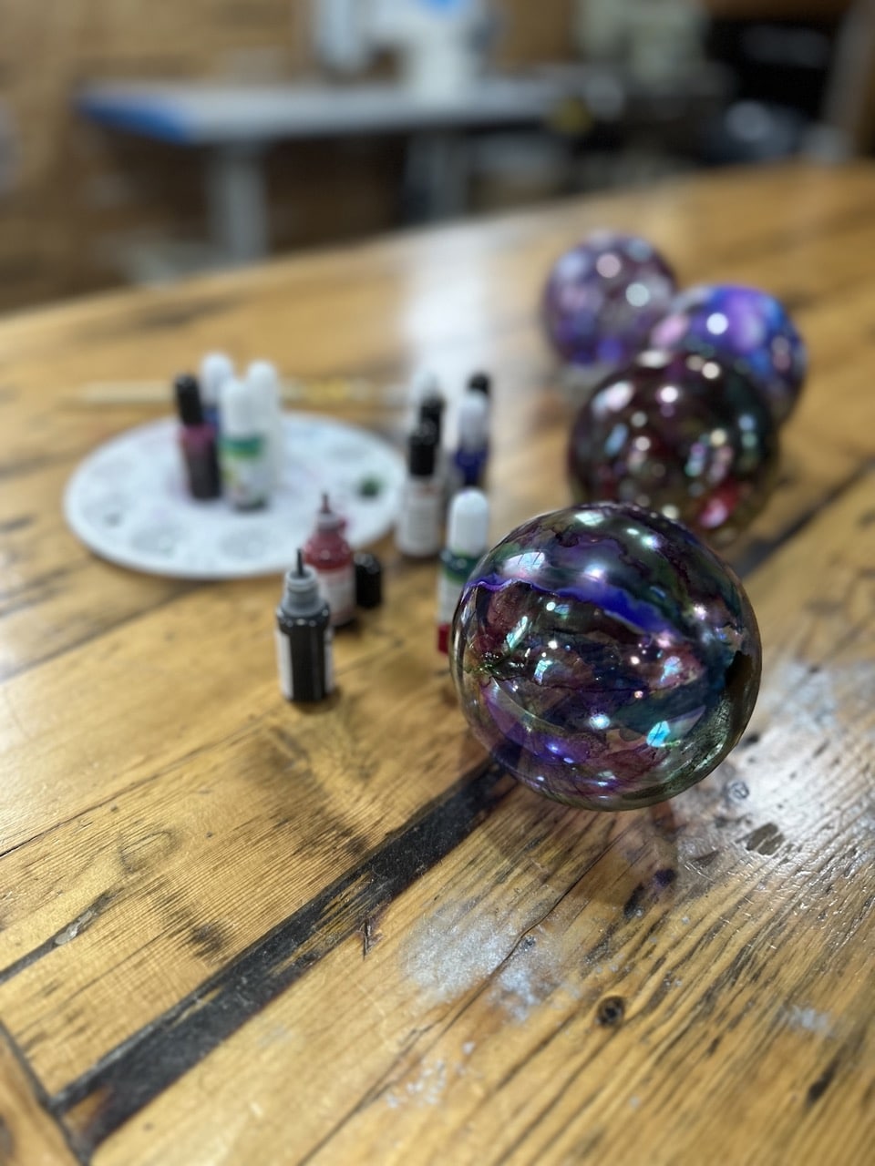 Christmas Bauble Alcohol Ink Workshop > Image 1