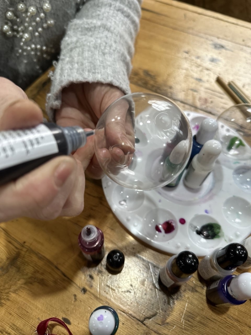 Christmas Bauble Alcohol Ink Workshop > Image 2