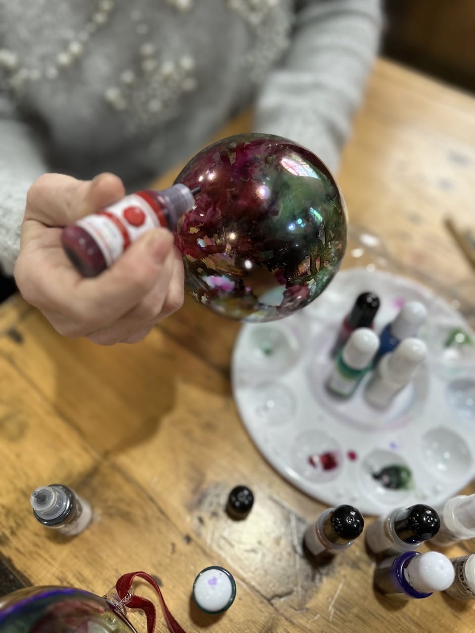 Christmas Bauble Alcohol Ink Workshop > Image 3